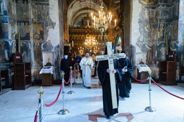 Ierarh înmormântat în vremea pandemiei. Cronică de la fața locului