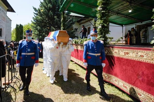 Ierarh înmormântat în vremea pandemiei. Cronică de la fața locului