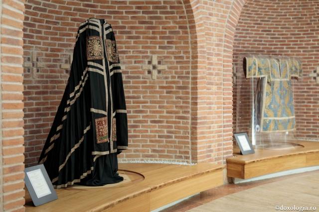 Exponatul lunii mai: Colecția de sacosuri a Muzeului Mitropolitan din Iași