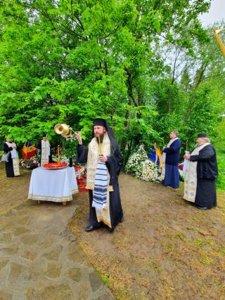 Episcopul Damaschin și membrii aparatului administrativ de la Arhiepiscopie, slujbă de pomenire la mormântul IPS Arhiepiscop Pimen