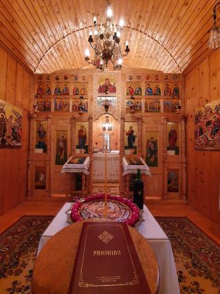 Episcopul Damaschin și membrii aparatului administrativ de la Arhiepiscopie, slujbă de pomenire la mormântul IPS Arhiepiscop Pimen