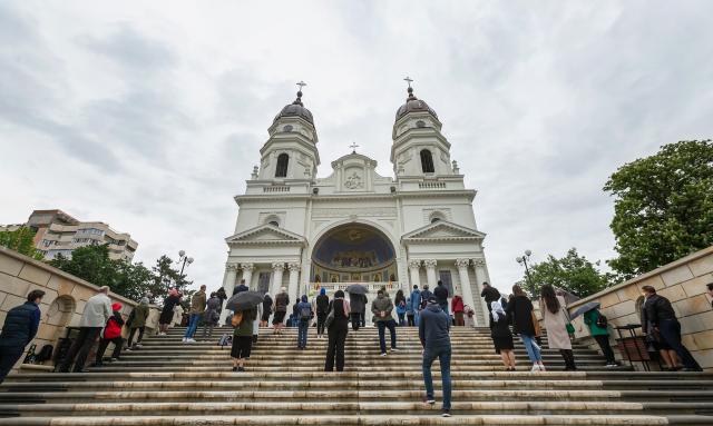 (Foto) Catedrala Mitropolitană din Iași: prima duminică alături de credincioși, după încetarea stării de urgență