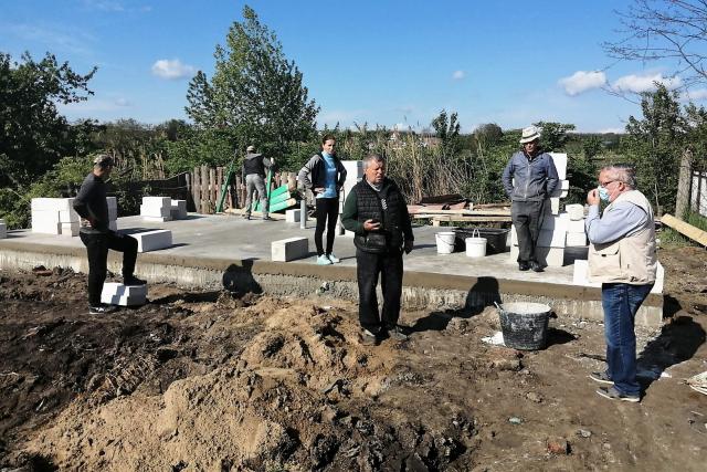 Mobilizare pentru mătușa Marița: credincioșii din Dealu Mare construiesc o casă pentru o femeie de 86 de ani