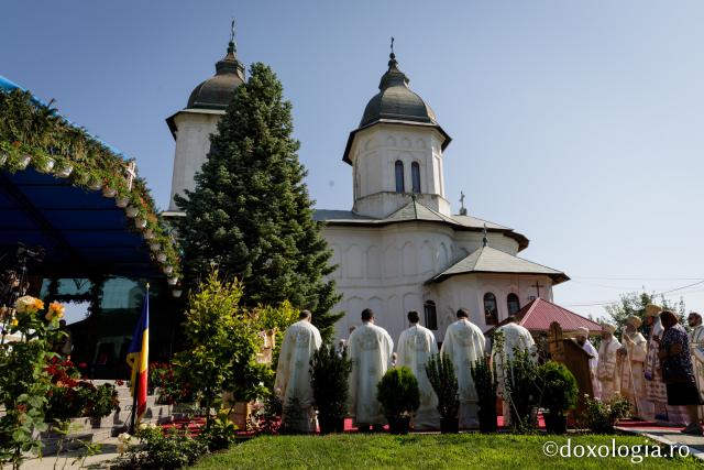 (Foto) Slujire arhierească de hramul istoric al Catedralei Episcopale din Huși