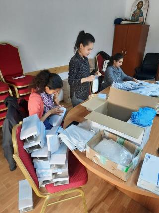 570 de pachete cu materiale de protecție împotriva COVID-19 au fost dăruite medicilor de familie din Arhiepiscopia Iașilor