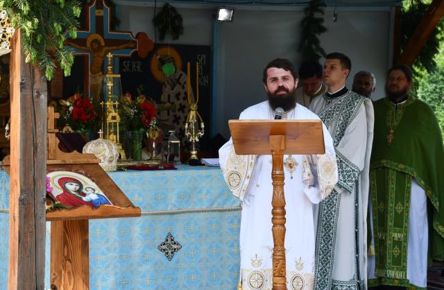 (Video) PS Benedict Bistrițeanul: Crucea, icoana dragostei lui Dumnezeu – Predică la Duminica I după Rusalii