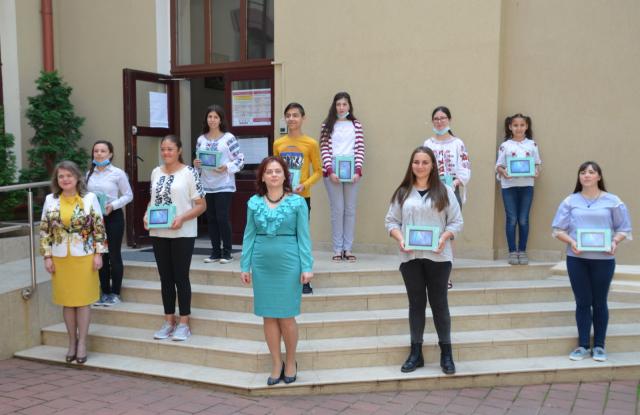 ISJ Iași și profesorii de religie din județ au donat 10 tablete pentru copiii din școlile ieșene