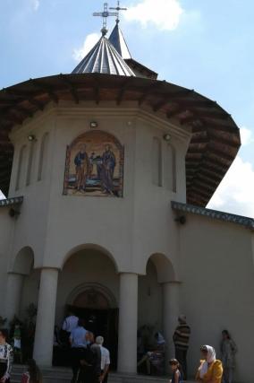 Sărbătoare la Biserica „Sfinţii Apostoli Petru şi Pavel“ din satul Sfântul Ilie - Nou