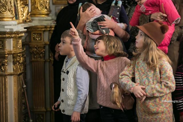 (Video) Cum să-i fac pe cei patru copii ai mei să simtă că sunt la fel de iubiți, fără a avea motive de gelozie?