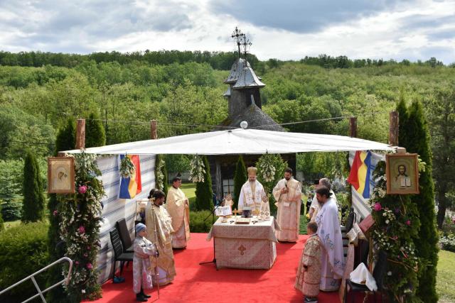 Liturghie arhierească la Mănăstirea Pârveşti din judeţul Vaslui