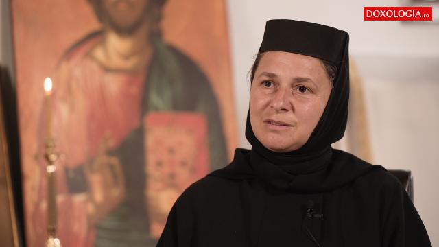 (Video) Monahia Justina Bujor evocă personalitatea remarcabilă a părintelui Iustin Pârvu – „El era motorul care ne înviora pe noi”