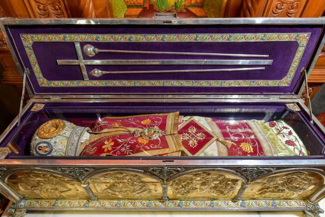 Moment istoric: Moaștele Mitropolitului Grigorie Dascălu au fost scoase pentru prima dată în procesiune