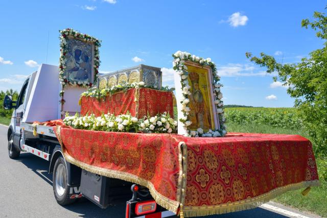 Moment istoric: Moaștele Mitropolitului Grigorie Dascălu au fost scoase pentru prima dată în procesiune