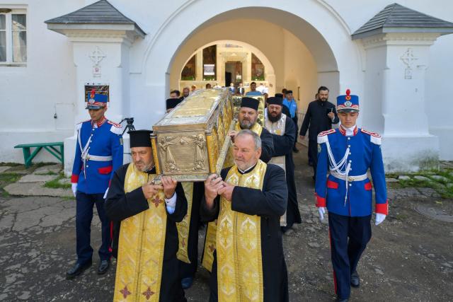 Moment istoric: Moaștele Mitropolitului Grigorie Dascălu au fost scoase pentru prima dată în procesiune