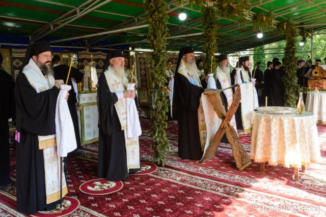 40 de zile fără IPS Arhiepiscop Pimen: Sfântă Liturghie arhierească și două slujbe de pomenire