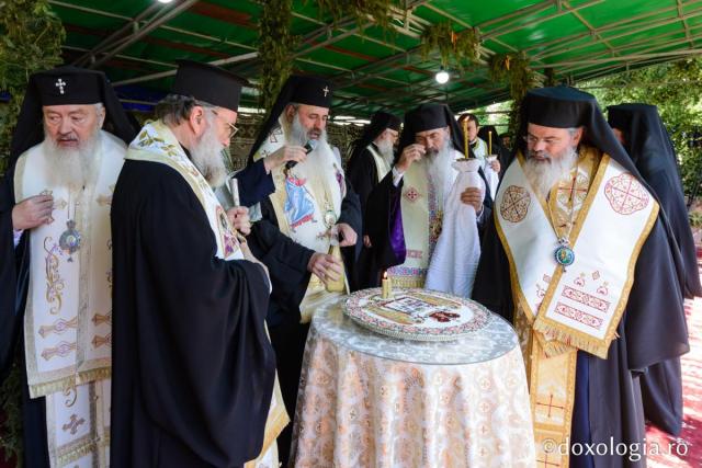 40 de zile fără IPS Arhiepiscop Pimen: Sfântă Liturghie arhierească și două slujbe de pomenire