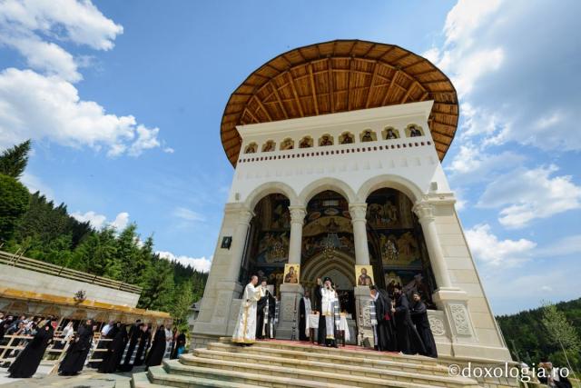 40 de zile fără IPS Arhiepiscop Pimen: Sfântă Liturghie arhierească și două slujbe de pomenire