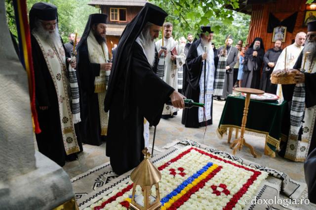 40 de zile fără IPS Arhiepiscop Pimen: Sfântă Liturghie arhierească și două slujbe de pomenire