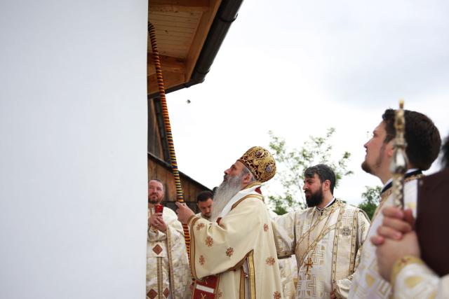 Resfințire de biserică la Homiceni – Neamț. IPS Teofan: „Am putea vorbi despre istoria acestui neam prin intermediul sfinților săi”