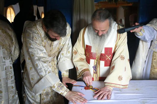 Resfințire de biserică la Homiceni – Neamț. IPS Teofan: „Am putea vorbi despre istoria acestui neam prin intermediul sfinților săi”