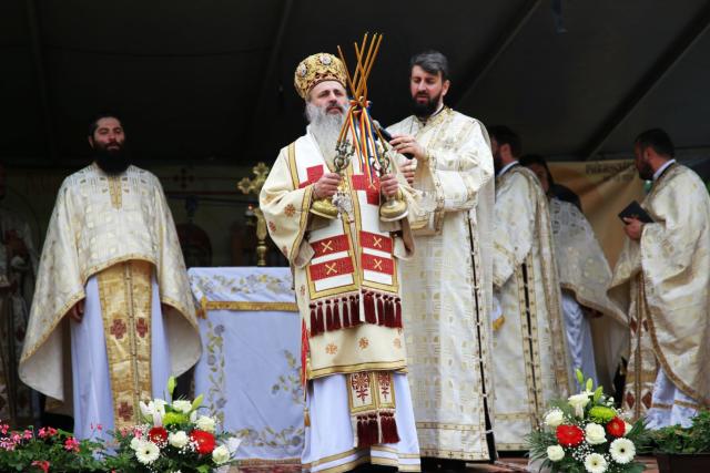 Resfințire de biserică la Homiceni – Neamț. IPS Teofan: „Am putea vorbi despre istoria acestui neam prin intermediul sfinților săi”