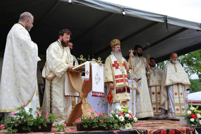 Resfințire de biserică la Homiceni – Neamț. IPS Teofan: „Am putea vorbi despre istoria acestui neam prin intermediul sfinților săi”