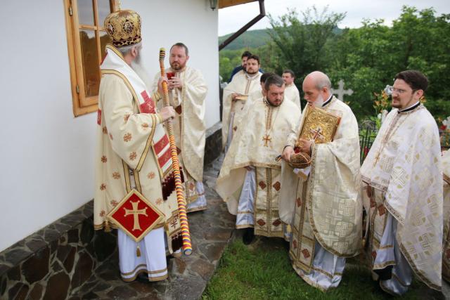 Resfințire de biserică la Homiceni – Neamț. IPS Teofan: „Am putea vorbi despre istoria acestui neam prin intermediul sfinților săi”