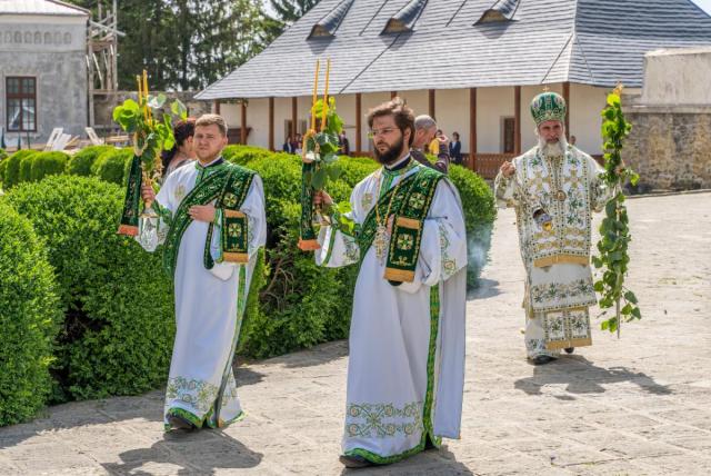 Sărbătoarea Rusaliilor la Catedrala Arhiepiscopală din Roman