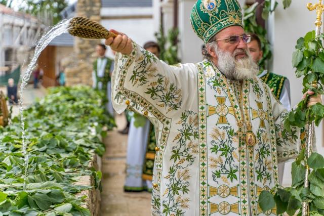 Sărbătoarea Rusaliilor la Catedrala Arhiepiscopală din Roman