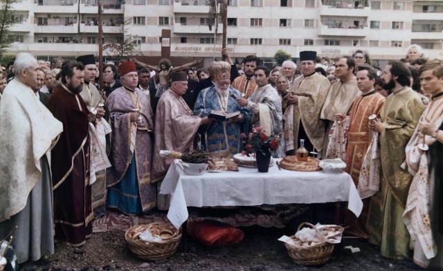 Trei decenii de la punerea pietrei de temelie a catedralei din Oneşti