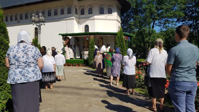 Trei ierarhi, la hramul Mănăstirii Bogdana din Rădăuți