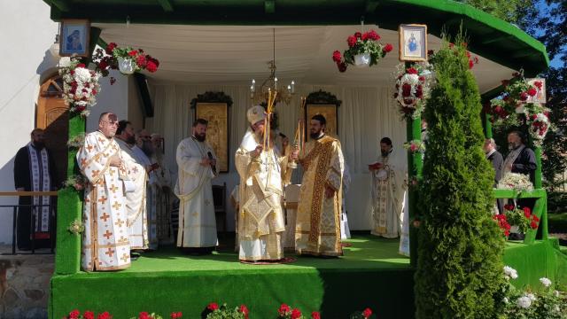 Trei ierarhi, la hramul Mănăstirii Bogdana din Rădăuți
