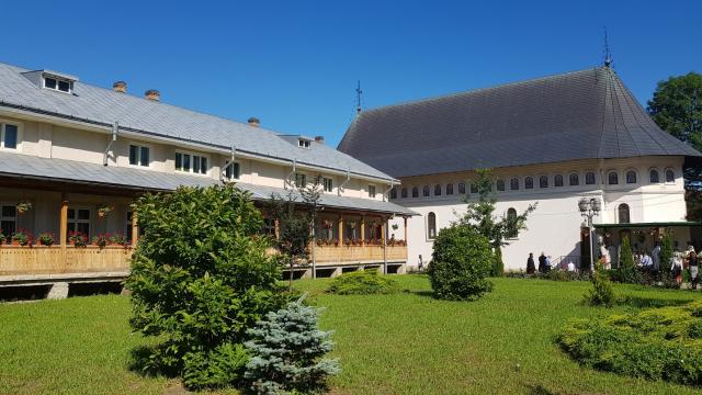 Trei ierarhi, la hramul Mănăstirii Bogdana din Rădăuți