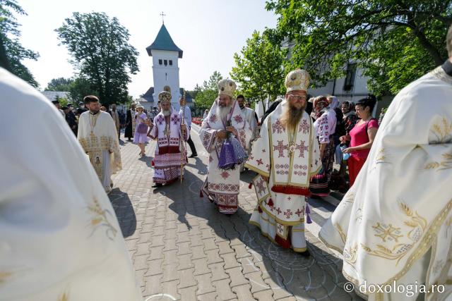 Sărbătoarea Sfintei Chiriachi în Episcopia Hușilor: „Îi mulţumim pentru lucrurile minunate pe care le săvârşeşte, cu discreţie, în viaţa noastră”