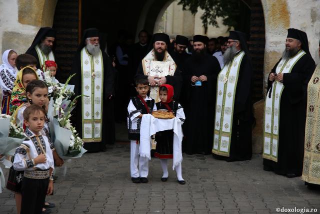 Suceava: Ierarhii care vor sluji în ziua întronizării noului Arhiepiscop au fost primiți la Mănăstirea „Sfântul Ioan cel Nou”