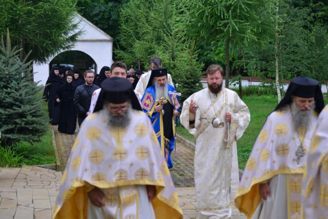 Părintele Mitropolit Teofan a slujit la Mănăstirea Miclăușeni