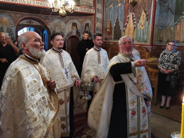 Catapeteasma bisericii-monument a Parohiei Bâtca Doamnei a fost resfințită