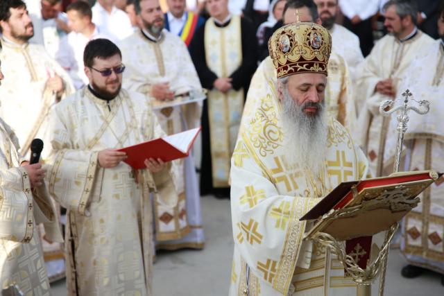 Biserica din Dragova – Neamț a fost sfințită: „Unde se află smerenie, pocăință și dragoste, întunericul nu intră”