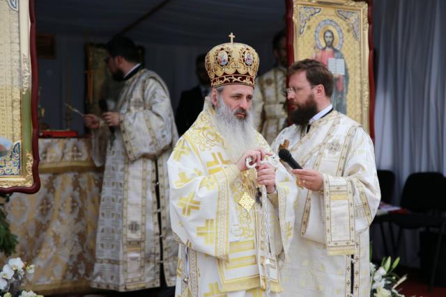 Biserica din Dragova – Neamț a fost sfințită: „Unde se află smerenie, pocăință și dragoste, întunericul nu intră”