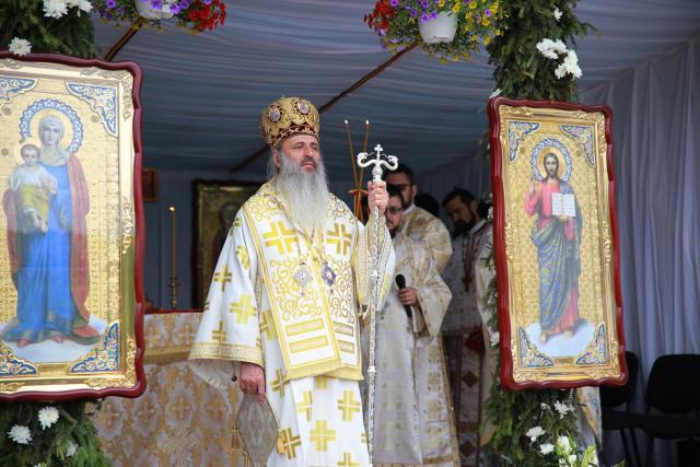 Biserica din Dragova – Neamț a fost sfințită: „Unde se află smerenie, pocăință și dragoste, întunericul nu intră”