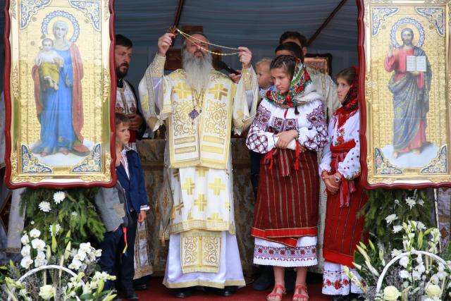 Biserica din Dragova – Neamț a fost sfințită: „Unde se află smerenie, pocăință și dragoste, întunericul nu intră”