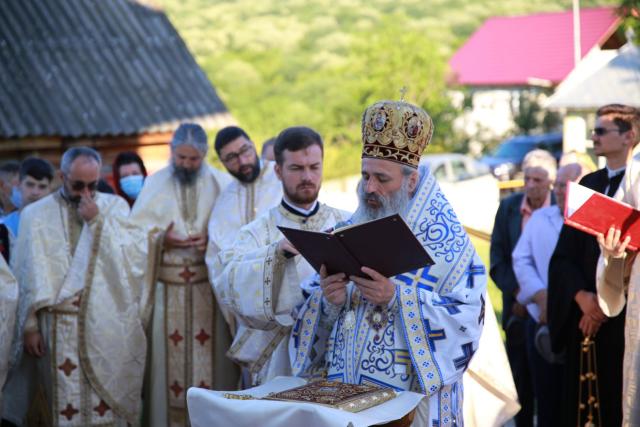 Sfințire de biserică la Valea Racului: „Cel care este rob al lui Dumnezeu este cel mai liber om”