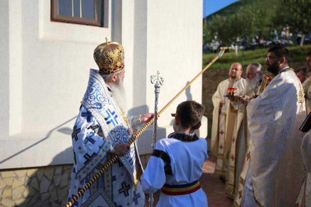Sfințire de biserică la Valea Racului: „Cel care este rob al lui Dumnezeu este cel mai liber om”