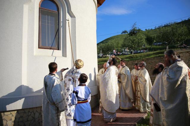 Sfințire de biserică la Valea Racului: „Cel care este rob al lui Dumnezeu este cel mai liber om”