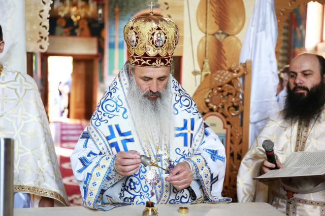 Sfințire de biserică la Valea Racului: „Cel care este rob al lui Dumnezeu este cel mai liber om”