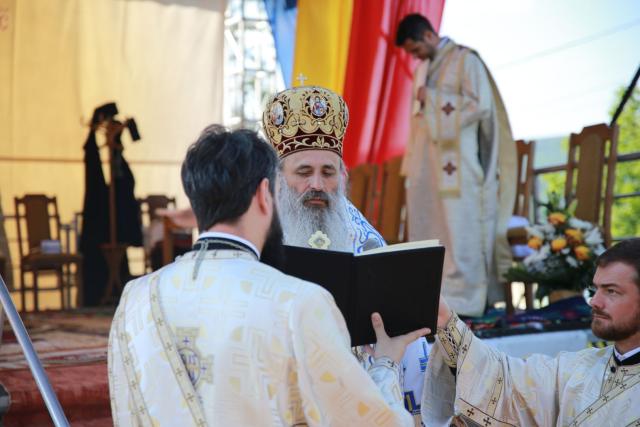 Sfințire de biserică la Valea Racului: „Cel care este rob al lui Dumnezeu este cel mai liber om”