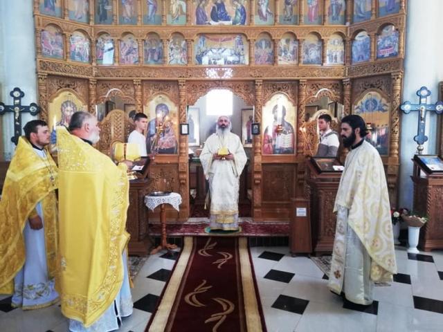 Liturghie arhierească în Biserica „Înălţarea Domnului” din Floreşti