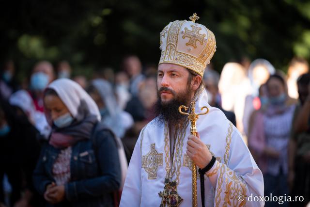 (Foto) Ziua Sfântului Ioan Iacob de la Neamț: sute de inimi, un singur glas de rugăciune