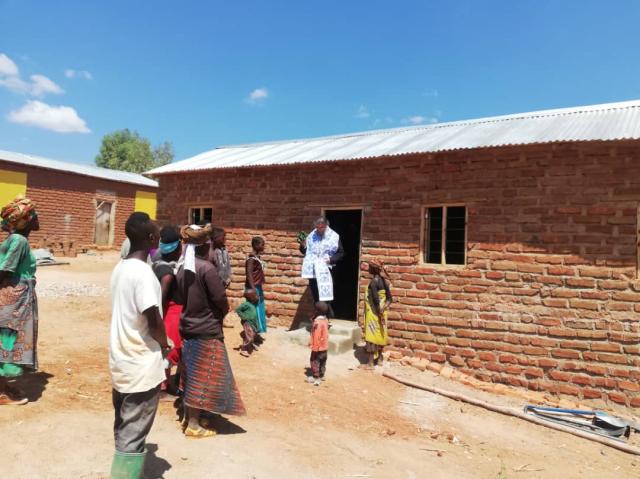 Bucurii pentru sătenii din Kinyamlewa: case noi, apă potabilă și-o biserică în apropiere