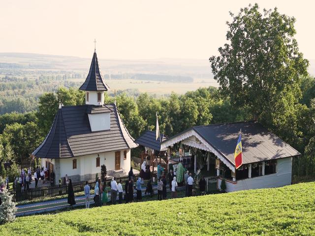 (Video) Mănăstirea „Sfântul Ioan Iacob de la Neamț” din Crăiniceni și-a serbat ocrotitorul